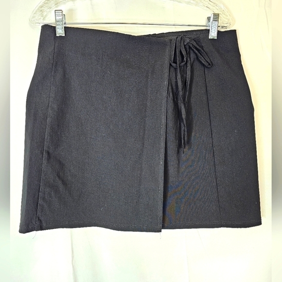 TOPSHOP black size 10 A-line miniskirt with slit and tie NWT - Picture 1 of 4